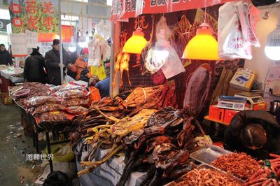 年货节摊位多得被淹没 土特产摊主倒求顾客吃白食